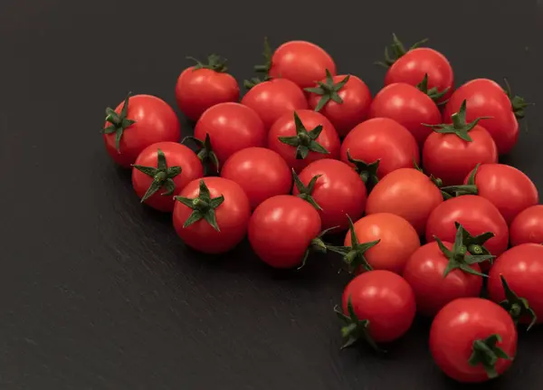 Tomates Rojos Esparcidos Superficie Oscura Pizarra Las Verduras Pequeñas Jugosas —  Fotos de Stock