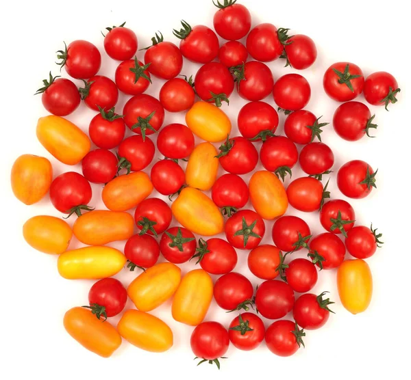 撒在白色背景上的红色和黄色西红柿 多汁的小蔬菜富含维生素和微量元素 健康食品 新鲜蔬菜和有机蔬菜 — 图库照片