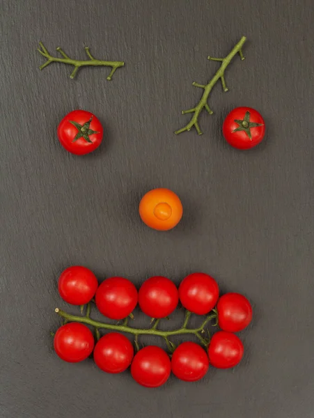 驚くような表情で笑顔 トマトやトマトの枝などの野菜と人間の顔の一部をレイアウト — ストック写真