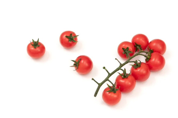 Ramo Tomates Cereja Vermelhos Fundo Branco Verdura Pequena Suculenta Rica — Fotografia de Stock