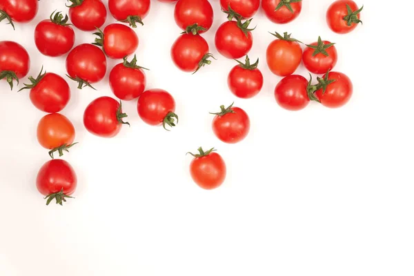 Tomates Vermelhos Espalhados Fundo Branco Verdura Pequena Suculenta Rica Vitaminas — Fotografia de Stock