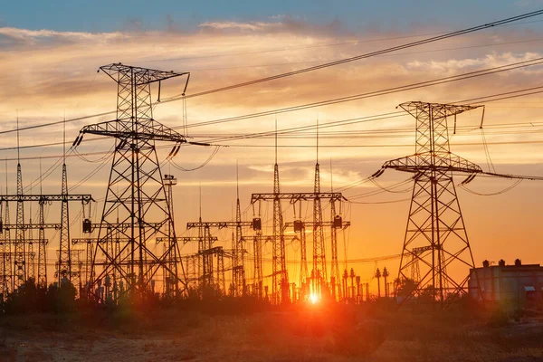 Rozdzielnia Elektryczna Liniami Elektroenergetycznymi Transformatorami Zachodzie Słońca — Zdjęcie stockowe