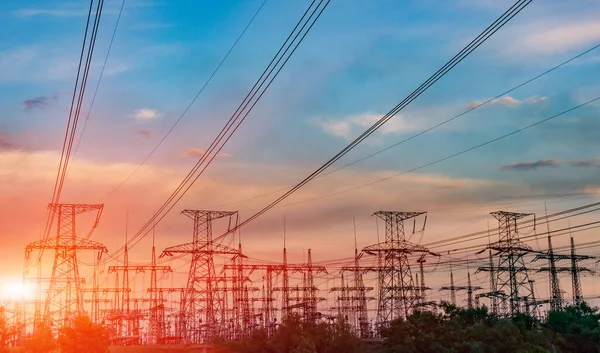 Akşamları enerji tedarik tesisleri.
