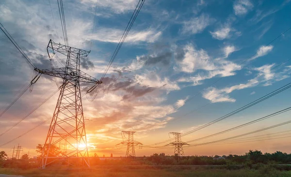 Yüksek voltajlı elektrik hatları. Elektrik dağıtım istasyonu. Yüksek voltajlı elektrik iletim kulesi. Güç hatları ve trafoları olan dağıtım elektrik santrali.