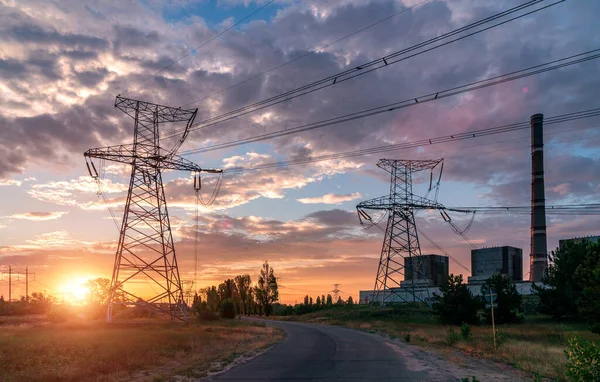 Yüksek voltajlı elektrik hatları. Elektrik dağıtım istasyonu. Yüksek voltajlı elektrik iletim kulesi. Güç hatları ve trafoları olan dağıtım elektrik santrali.