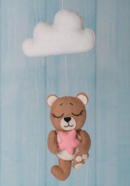 Bebek beşiği mobil - hafif arka planda çocuk oyuncakları