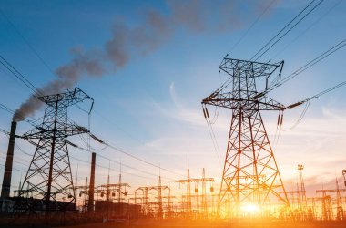 Gün batımında termik santraller ve elektrik hatları