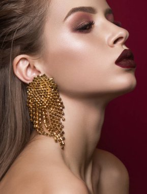 Stüdyoda genç manken çekimi