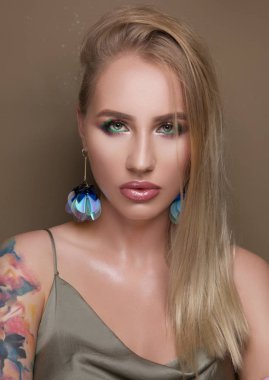 Stüdyoda genç manken çekimi