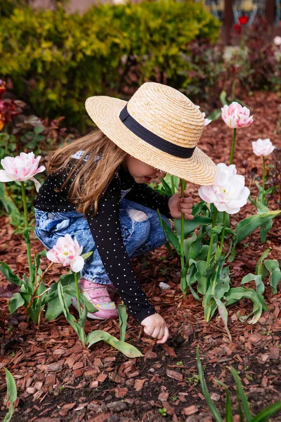 Mignonne Petite Fille Renifler Fleur Dans Jardin — Photo