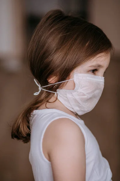 Blijf Thuis Meisje Met Medicijnmasker — Stockfoto
