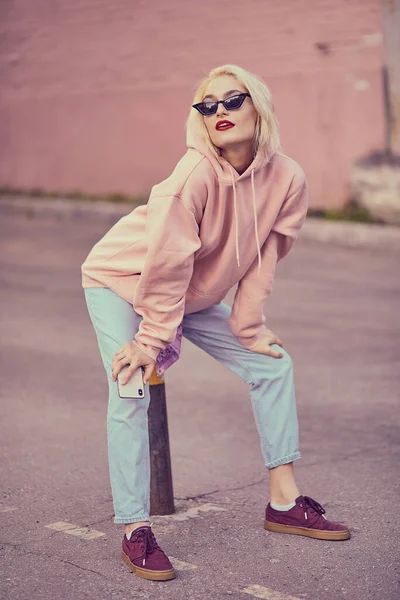 Vacker Ung Kvinna Solglasögon Poserar Gatan — Stockfoto