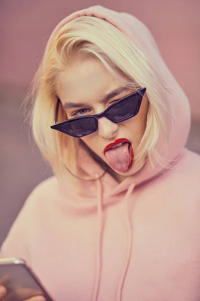 Vacker Blond Kvinna Solglasögon Med Rosa Läppar Och Glasögon Gatan — Stockfoto