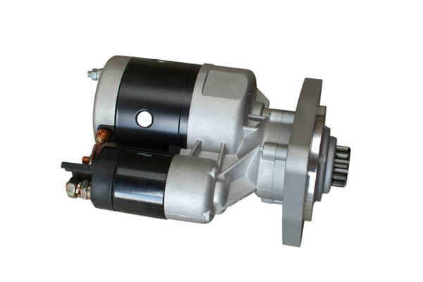 Электрический стартер для автомобиля с изолированным соленоидом на белом фоне. Автозапчасти
