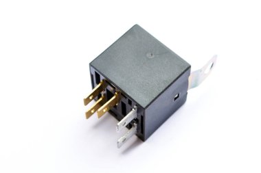 Araba elektromanyetik rölesi anahtarı izole