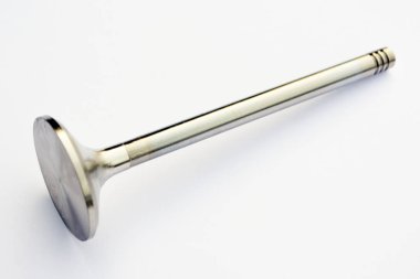 İzole kapak içten yanmalı motor