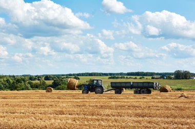 Traktör kaldırır haystacks içinde bir