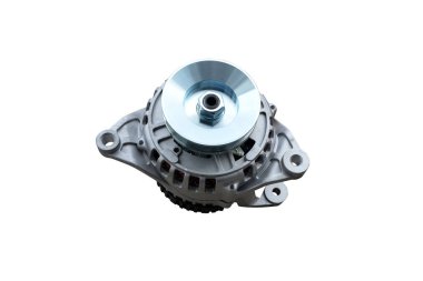 Beyaz arka planda izole edilmiş araba alternatörü