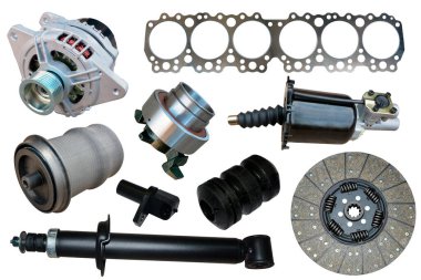 Arabanın yedek parçaları beyaz arka planda. Otomobil parçaları reklamları için bir set. Araç onarımı için yeni parçalar beyazda izole edildi.