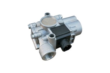 Beyaz arka planda izole edilmiş bir kamyon için manyetik vanası olan fren sisteminin ABS modülatörü. Yedek parça. Aracın güvenlik freni..