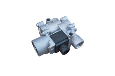 Beyaz arka planda izole edilmiş bir kamyon için manyetik vanası olan fren sisteminin ABS modülatörü. Yedek parça. Aracın güvenlik freni..