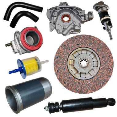 Arabanın yedek parçaları beyaz arka planda. Otomobil parçaları reklamları için bir set. Araç onarımı için yeni parçalar beyazda izole edildi.