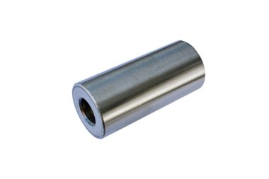 İzole edilmiş beyaz bir arka planda araba motoru pistonu pimi. Yedek parçalar.