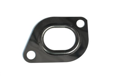 Arabanın egzoz manifoldunun metal contası izole edilmiş beyaz arka planda. Yedek parçalar.