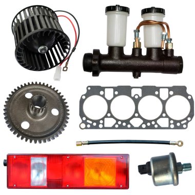 Beyaz arka planda yedek parça arabası var. Mağaza veya sonraki pazar için pek çok izole öge ile ayarla.