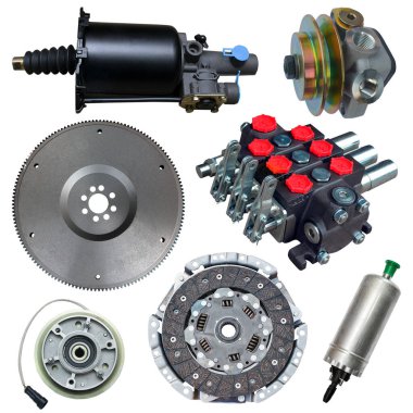 Beyaz arka planda yedek parça arabası var. Mağaza veya sonraki pazar için pek çok izole öge ile ayarla.