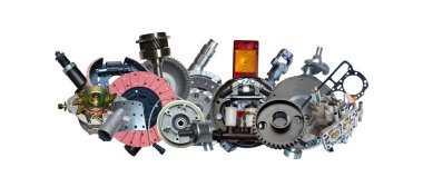 Bakım ve araba tamiri için büyük bir yedek parça koleksiyonu.