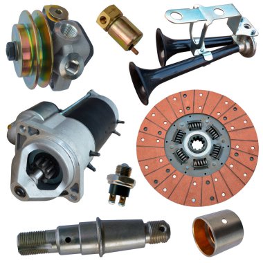 Beyaz arka planda yedek parça arabası var. Mağaza veya sonraki pazar için pek çok izole öge ile ayarla.