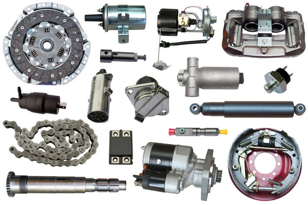 Автомобильные запчасти на белом фоне. Комплект для рекламы сборных автозапчастей. Новые детали для ремонта автомобилей изолированы на белом
.