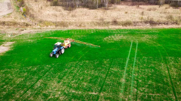 Ein Traktor Versprüht Dünger Auf Einem Frühlingsfeld Der Landwirt Düngt — Stockfoto