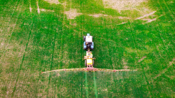 拖拉机在春天的田里施肥 农民用农业机械给田地施肥 空中景观 — 图库照片
