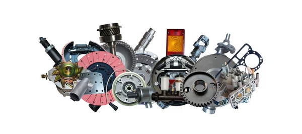 Bakım ve araba tamiri için büyük bir yedek parça koleksiyonu.