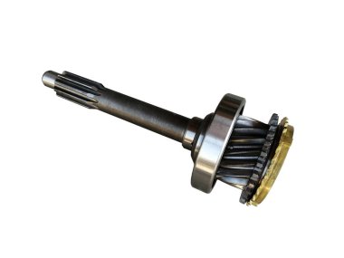 Aracın manuel şanzımanının yeni ana şaftı izole edilmiş beyaz arka planda. Yedek parçalar.