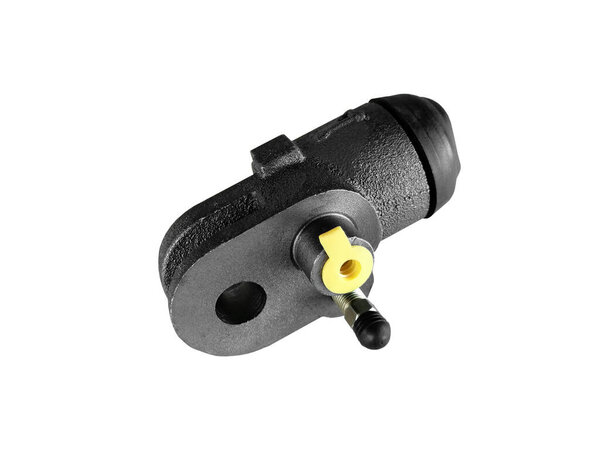 Новый тормоз гидравлический цилиндр тормозной барабан изолирован на белом фоне. Тормозная система. Запасные части.