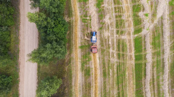 Luftaufnahme Eines Traktors Mit Ballenwalzen Von Strohballen Auf Abgeerntetem Feld — Stockfoto