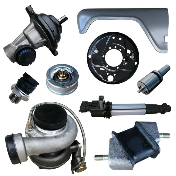 Beyaz arka planda yedek parça arabası var. Mağaza veya sonraki pazar için pek çok izole öge ile ayarla