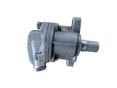 Otomotiv motor yağı pompası beyaz arka planda izole edilmiş. Yeni yedek parçalar.