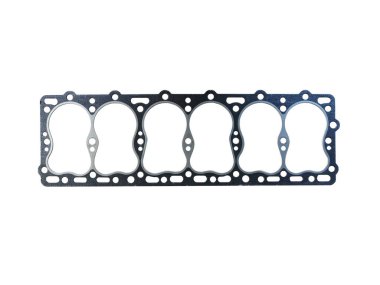 İzole edilmiş beyaz arka planda 6 silindirli motor bloğu baş contası. Yedek parçalar.