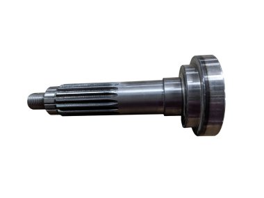 İzole edilmiş beyaz arka plandaki traktörün iletim mili. Yeni yedek parçalar.