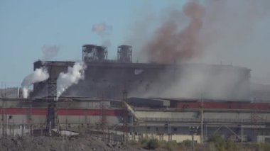Geceleri endüstriyel bir fabrikanın bacalarından çıkan hava kirliliği şehrin atmosferine yayıldı.
