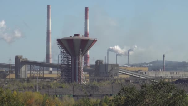 Luchtverontreiniging Door Schoorstenen Van Een Industriële Fabriek Nachts Roken Atmosfeer Rechtenvrije Stockvideo