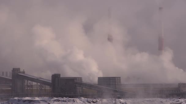 Luftföroreningar Från Skorstenar Industrianläggning Nattetid Rökare Bröt Atmosfären Över Staden — Stockvideo