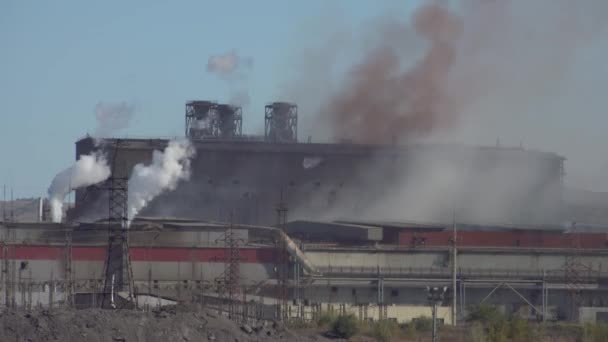 Luchtverontreiniging Door Schoorstenen Van Een Industriële Fabriek Nachts Roken Atmosfeer Stockvideo