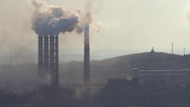 Luchtverontreiniging Door Schoorstenen Van Een Industriële Fabriek Nachts Roken Atmosfeer Stockvideo's