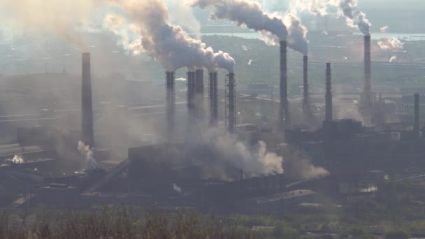 Geceleri Endüstriyel Bir Fabrikanın Bacalarından Çıkan Hava Kirliliği Şehrin Atmosferine — Stok video