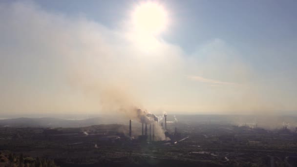 Geceleri Endüstriyel Bir Fabrikanın Bacalarından Çıkan Hava Kirliliği Şehrin Atmosferine — Stok video